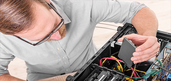 Imagen del botón: La guía del SSD - Hombre en angulo cenital instalando SSD en una torre (pc)